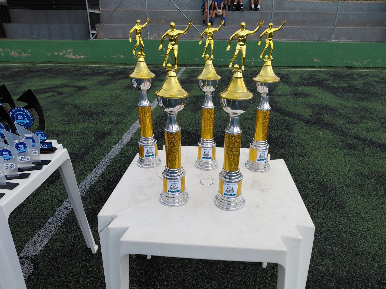 Troféus do campeonato KM80 no campo