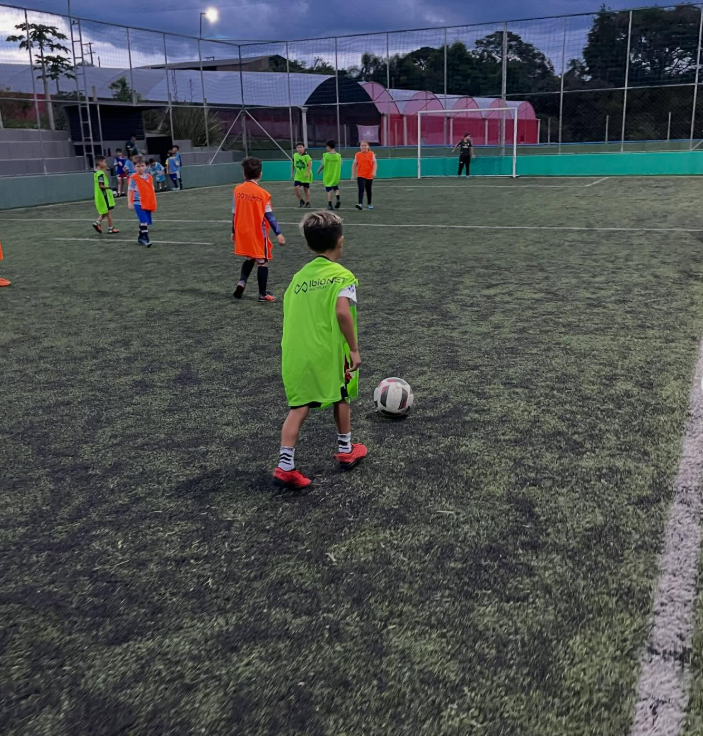 Escolinha de futebol KM80 — crianças em treino